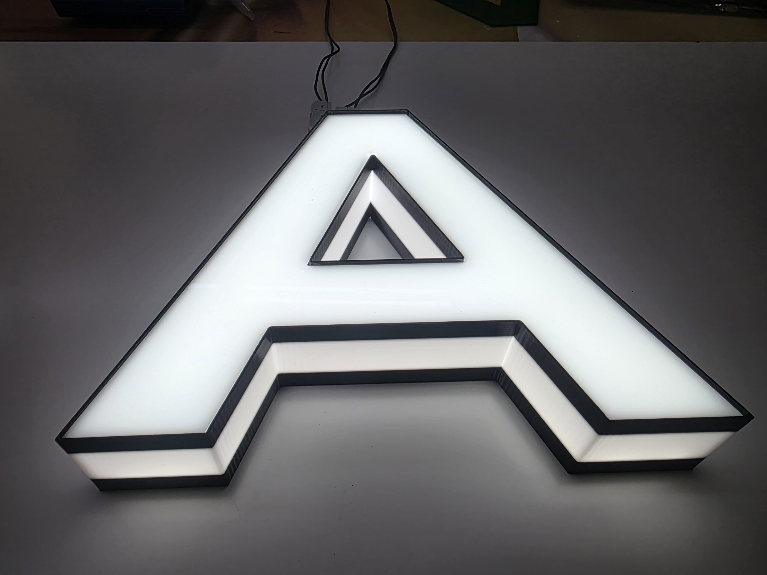 Litery 3D świecące frontem - obrazek 2