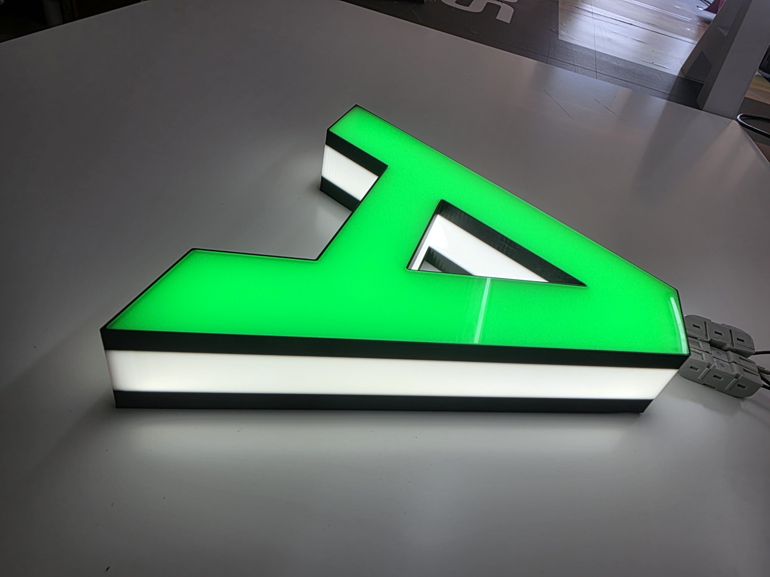 Litery 3D świecące frontem - obrazek 3